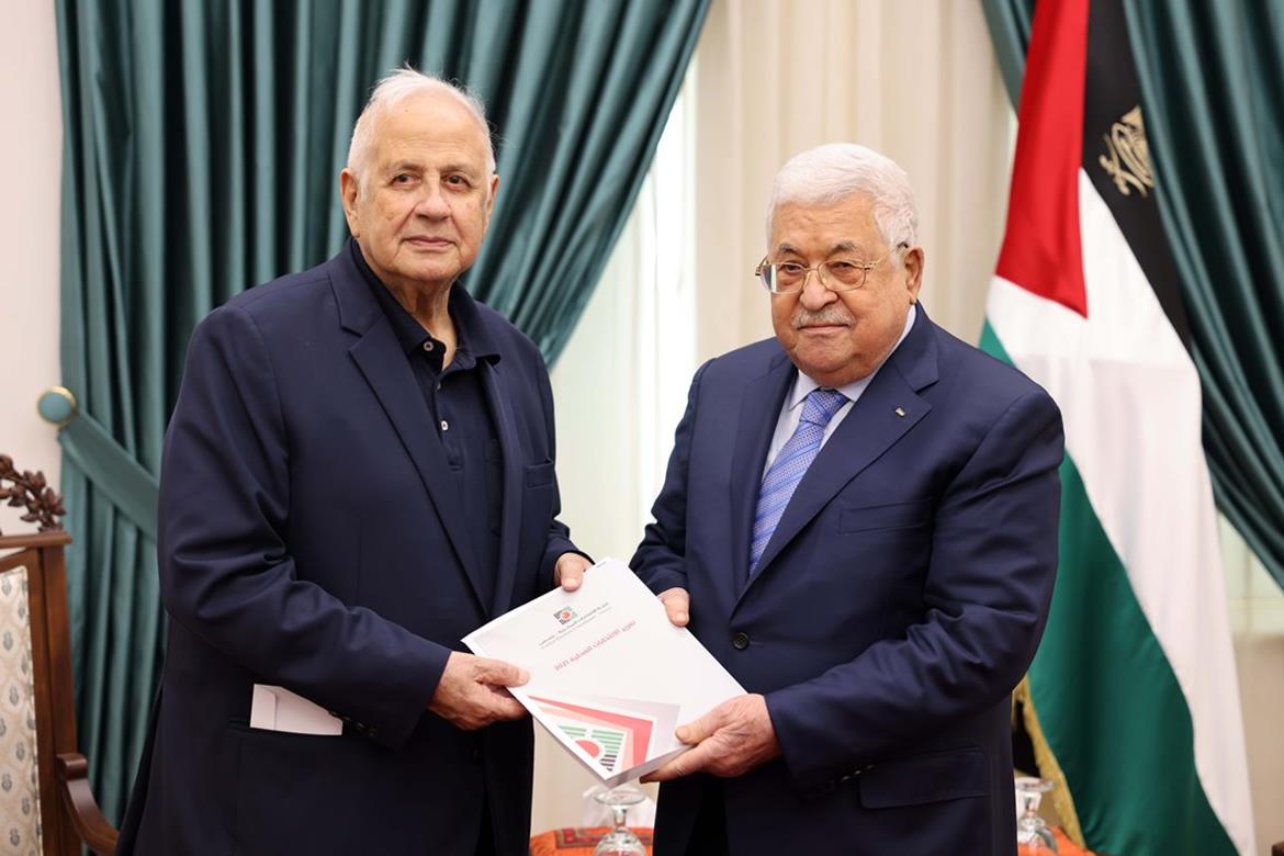 الرئيس خلال تسلمه من حنا ناصر التقرير السنوي للجنة الانتخابات المركزية